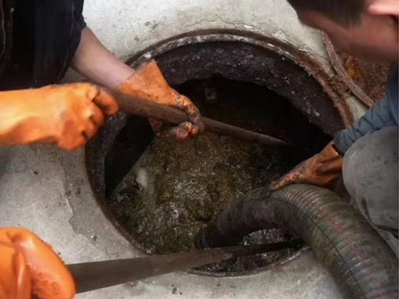 长征镇清理化粪池时如何避免沼气的危害?